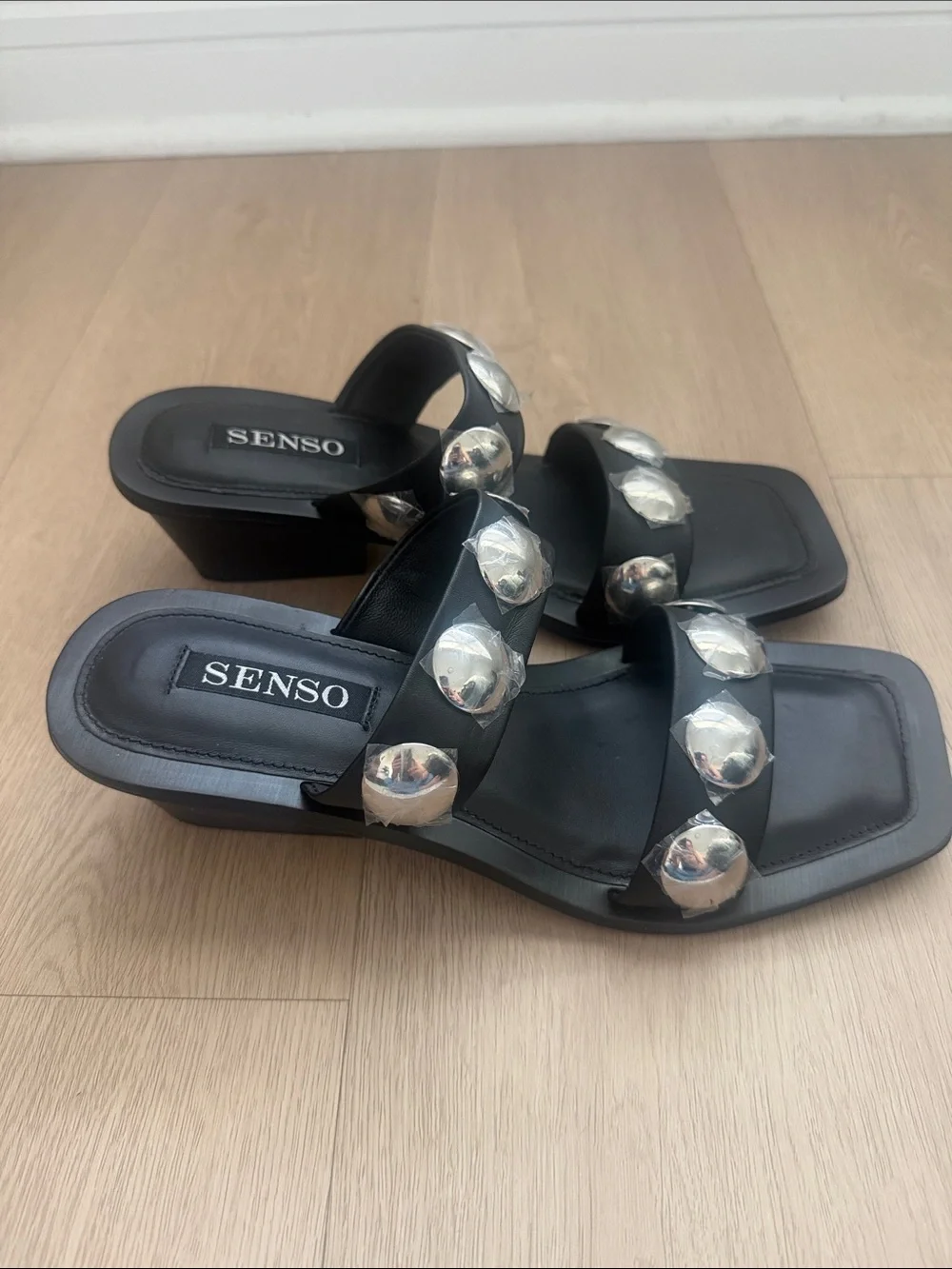 SENSO Black Leather Studded Sandals NWT